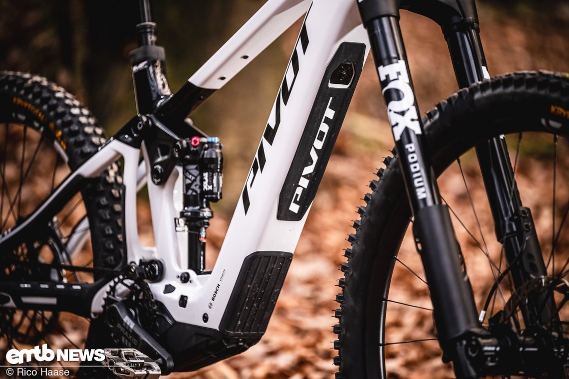 Am Unterrohr befinden sich Kunststoffprotektoren. Der Akku lässt sich nach unten aus dem Rahmen nehmen.