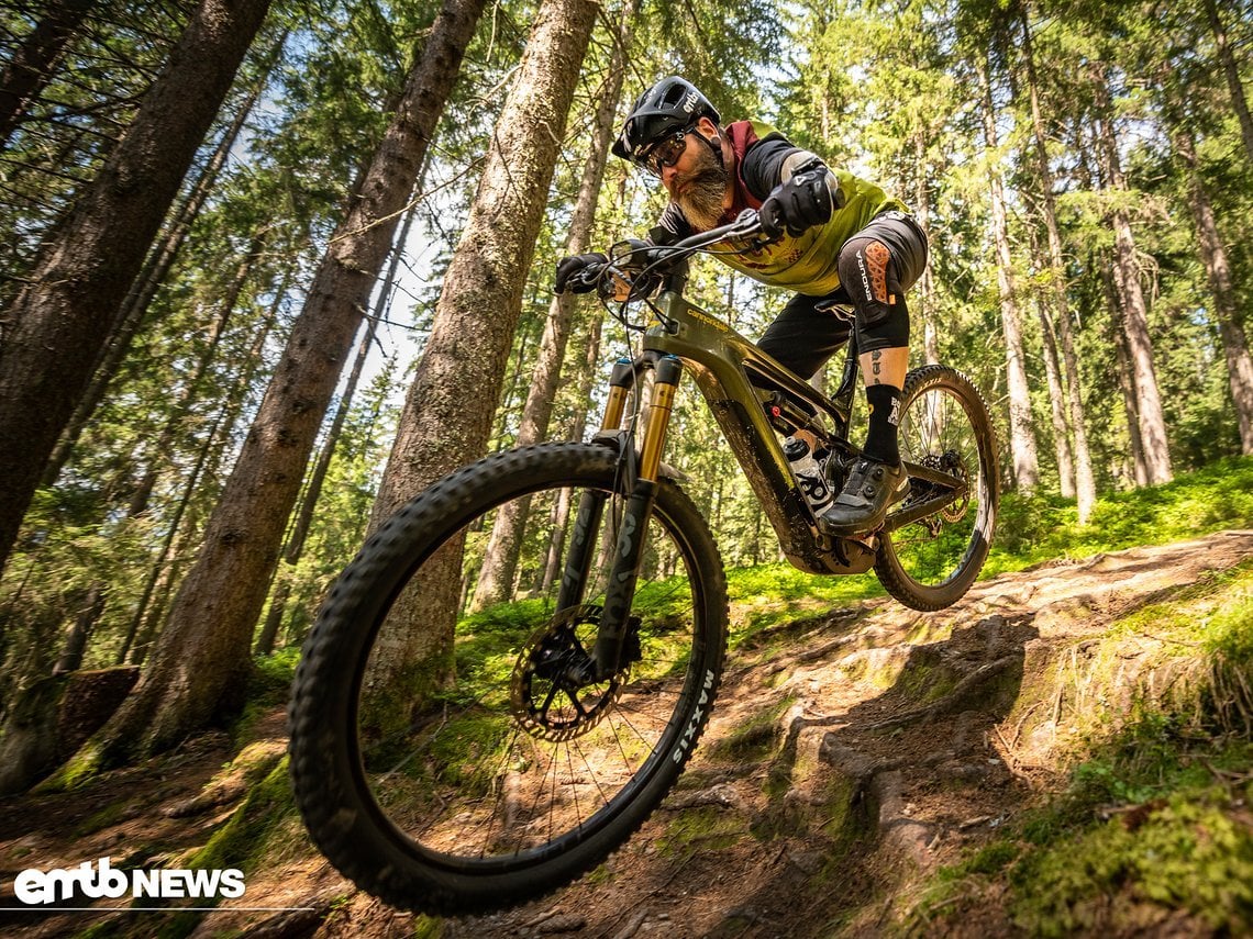 Dank des satten Fox-Fahrwerks können wir mit dem Cannondale Moterra 1 so richtig über den Trail shredden