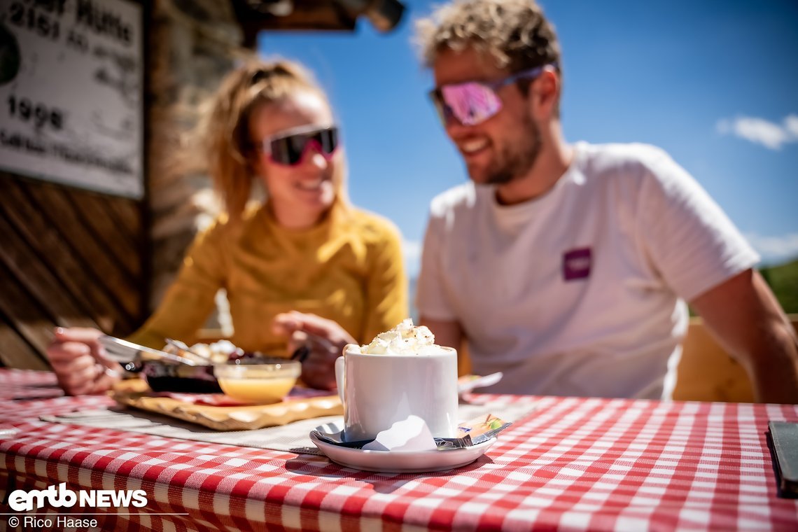 Hier gibt es Cappuccino mit Schlagsahne und ...