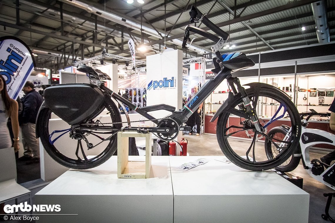 Ein ziemlich merkwürdiges E-Bike, auf dem man in einer eher zurückgelehnten Haltung Platz nimmt.