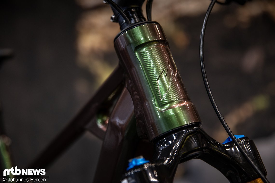 Genau wie das gravierte  Headbadge.