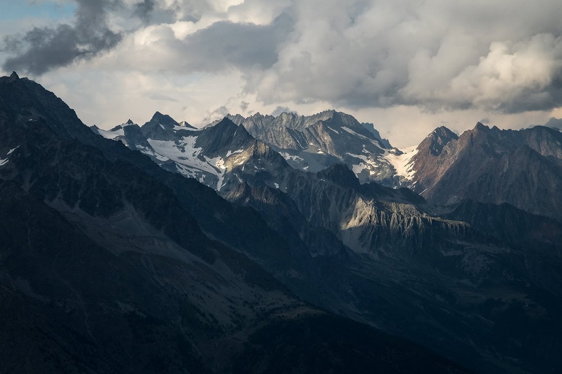 Die Gegend um das Aostatal bietet schroffe Felsgipfel und hohe Berge