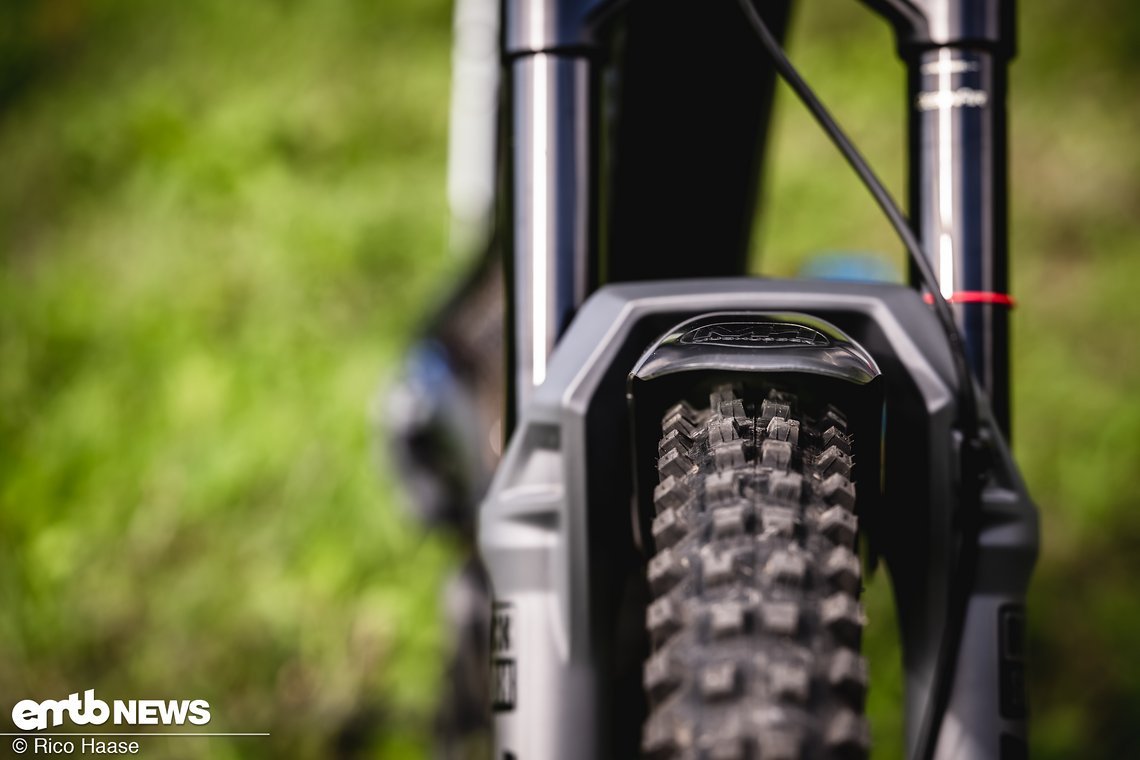 Wie gewohnt, liefert das Mudhugger EVO Bolt-On-Schutzblech an unserem E-Bike eine saubere Performance.