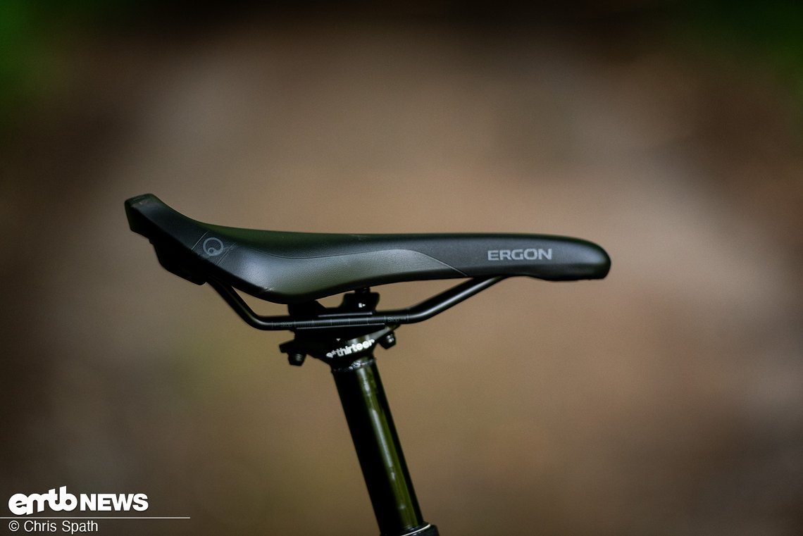 Heckspoiler am Ergon E-MTB Sattel: Für Support in steilen Anstiegen ist das Heck des Sattels deutlich ausgeformt.