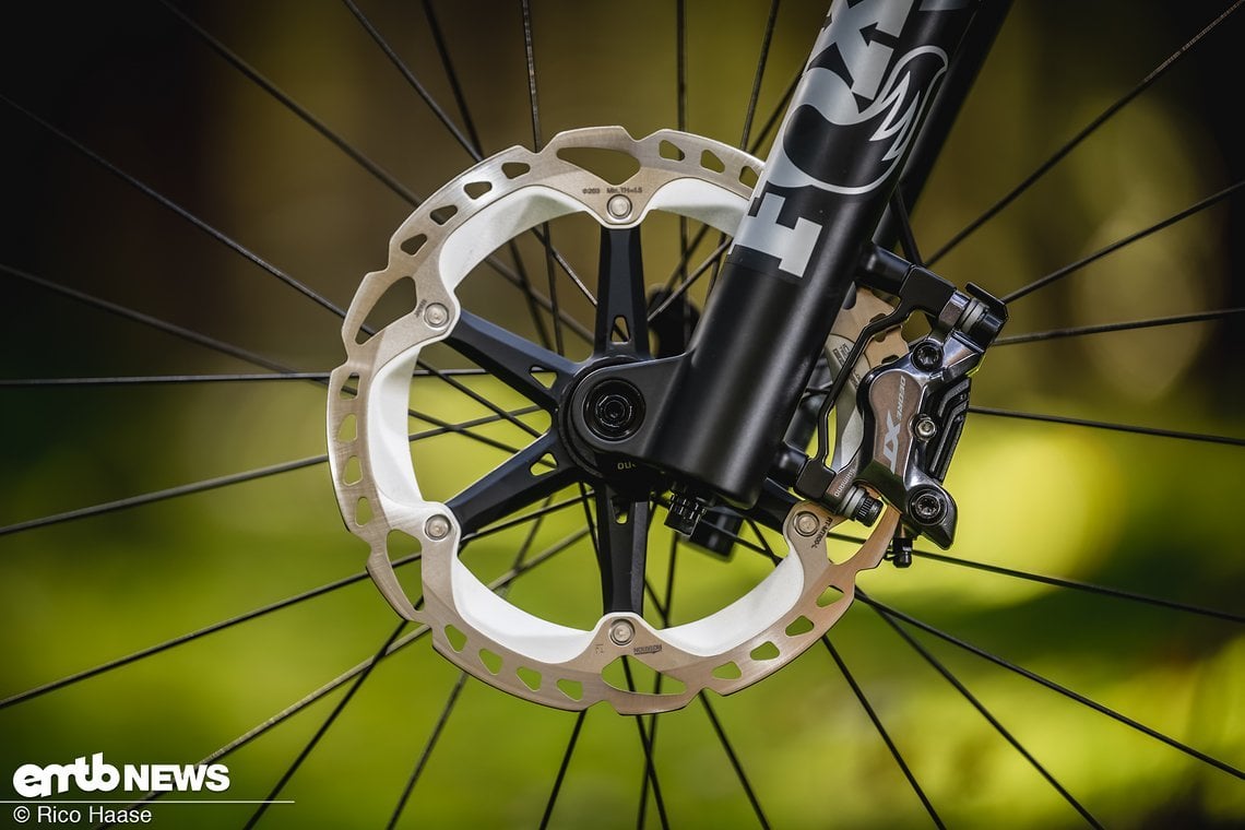 An unserem Testmodell Focus JAM² SL 9.9 bremst ein 4-Kolben Shimano XT mit IceTech-Scheiben in 203 mm Durchmesser.