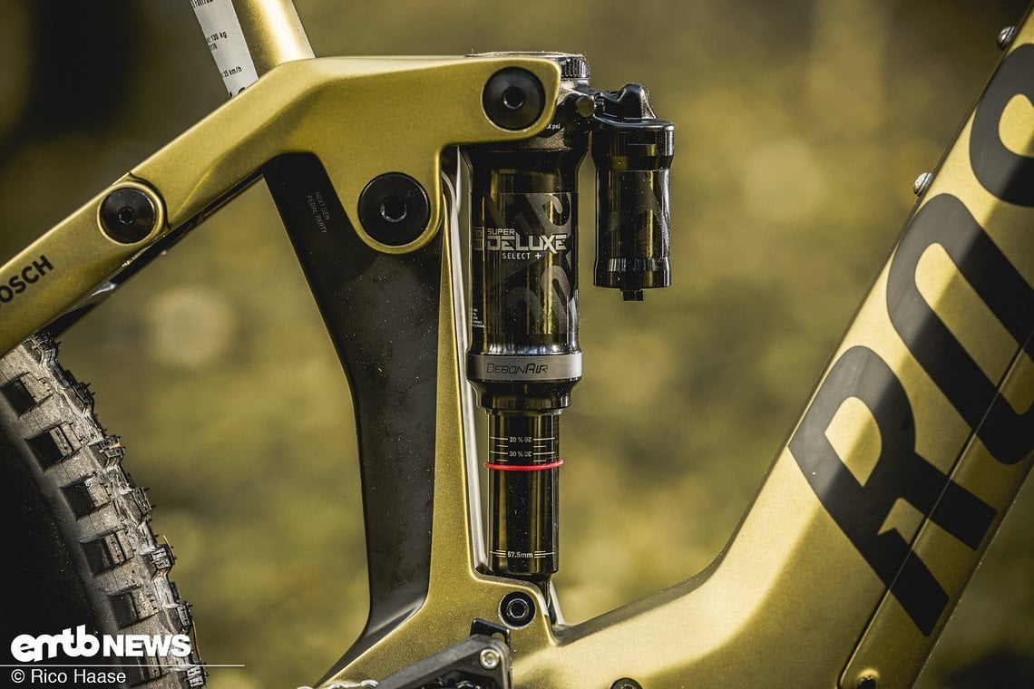 ... RockShox-Fahrwerk ausgestettet.