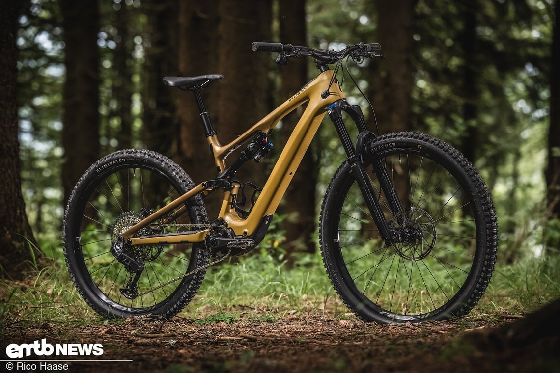 Mit dem aktuellen Specialized Levo SL Expert hat der amerikanische Branchen-Primus ein vielseitiges und allroundiges Light-E-MTB im Programm, das einen breiten Einsatzbereich hat.