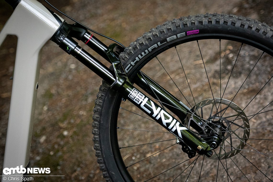Vorne werkelt eine RockShox Lyrik Ultimate mit Charger 3.1 Kartusche und 150 mm Federweg.