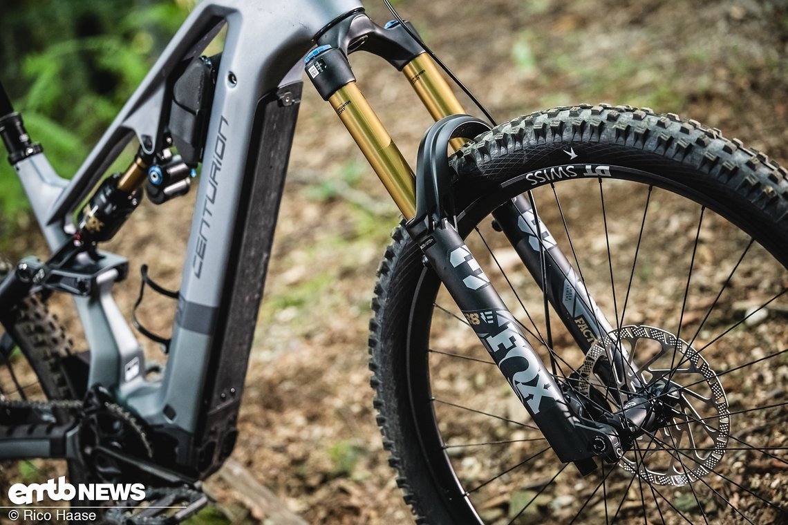 Die Fox 38 Factory mit Grip X2-Kartusche tastet den Untergrund ab und ebnet ihn nahezu ein.