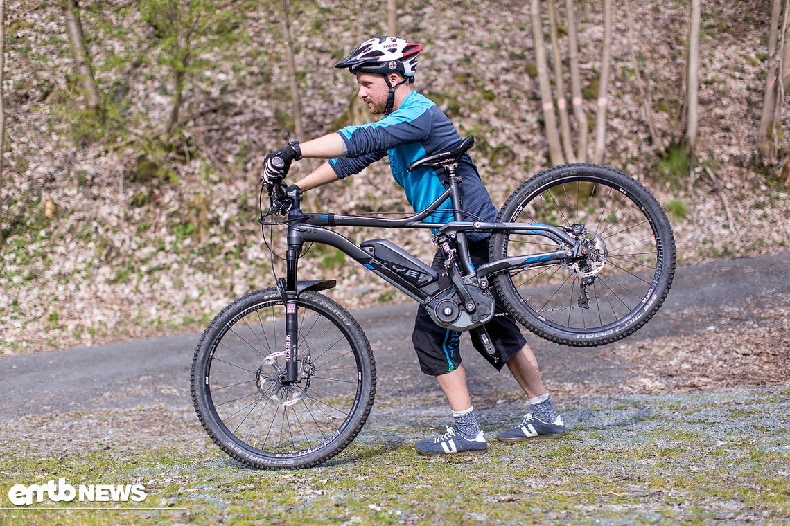 Trockenübung für dosiertes Nutzen der VR-Bremse neben dem Bike dieses nach vorne schiebend mit schleifender Bremse!