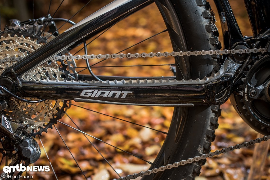 Der massive Kettenstrebenschutz minimiert die Laufgeräusche der Kette während der Fahrt durch raues Gelände.