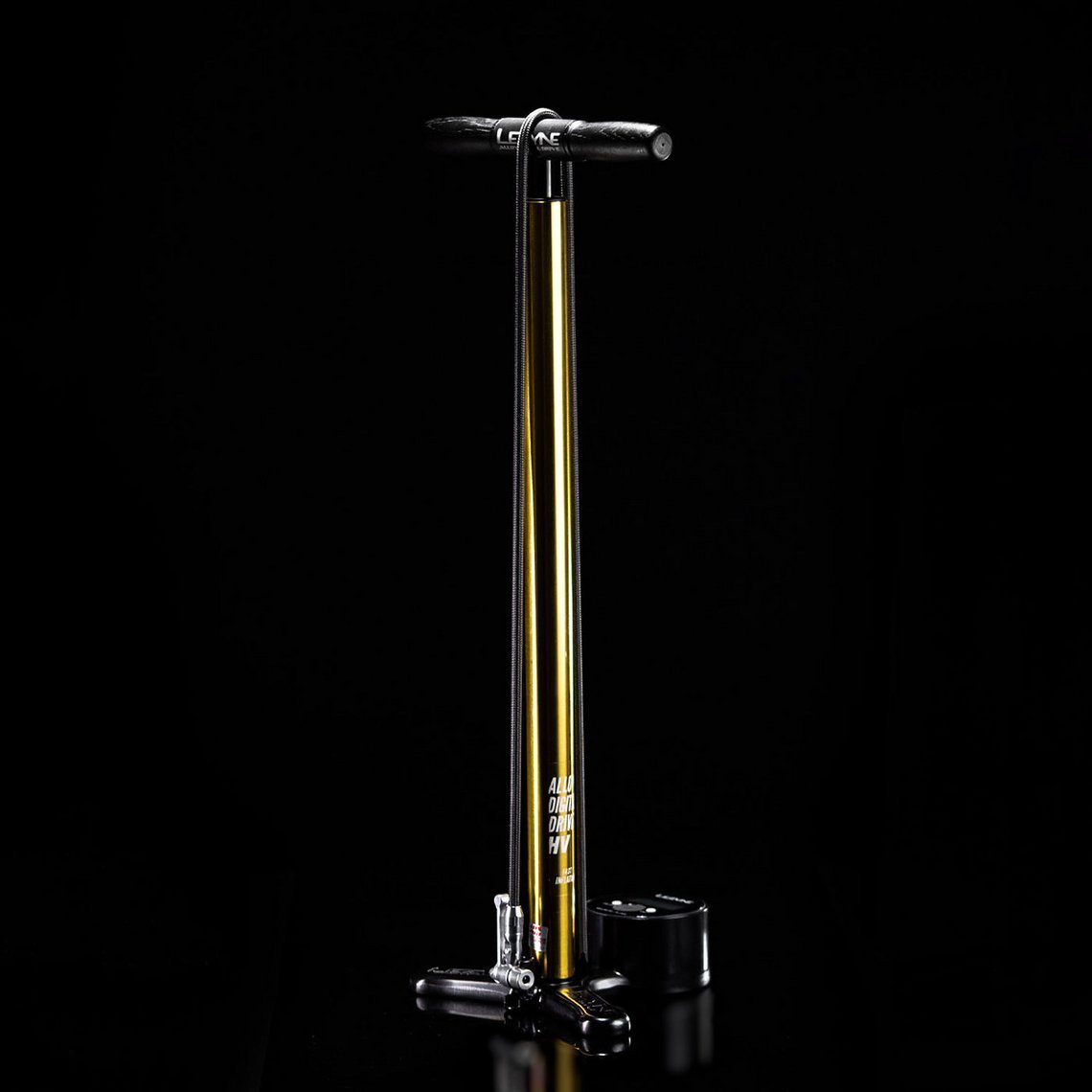 Die Lezyne ALU HV 18K Fahrrad-Standpumpe ist aus Aluminium gefertigt, wurde mit 18-karätigem Gold überzogen, kommt mit CNC-gefrästem Ventilkopf und ist streng limitiert.