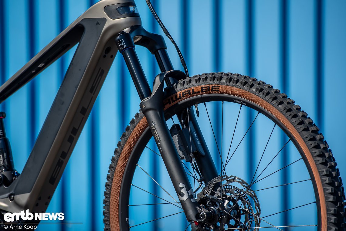 An der Front werkelt die SR Suntour Aion 36-Federgabel mit 150 mm Federweg.