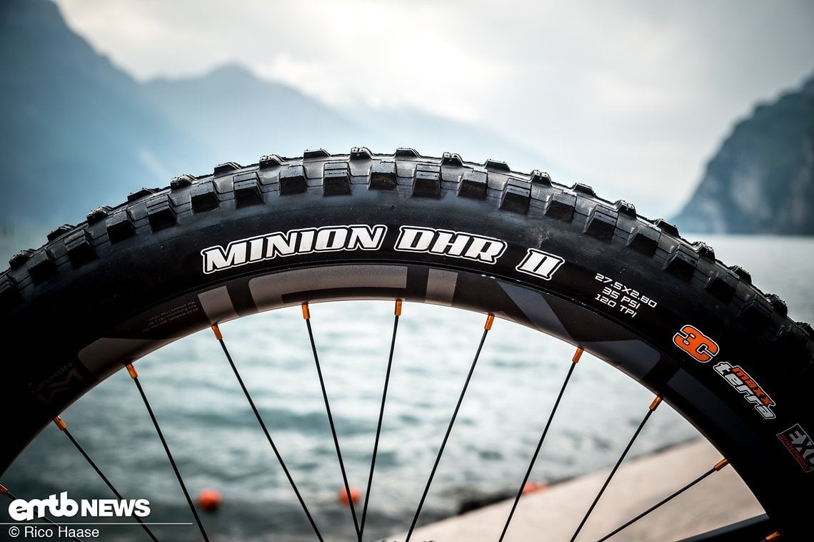 ... Maxxis. Hinten rollt der griffige DHR II.