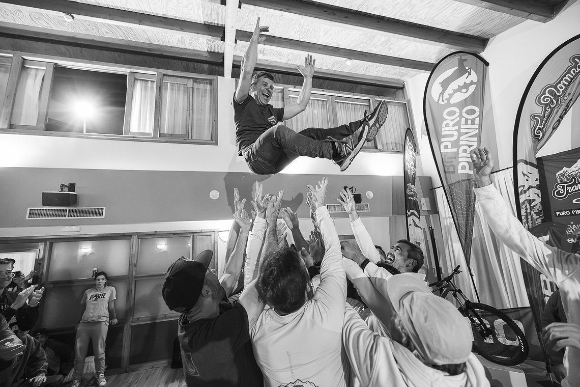 Ähm, spielt hier ein Rock-Band? Stage-Diving, wo? Am Ende, bei der Siegerehrung wurde der Veranstalter und das Team gefeiert.