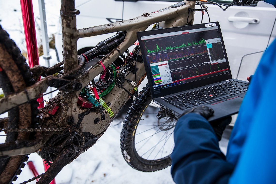 Kabelsalat am Bike, damit man die Daten direkt am Rechner auswerten kann.