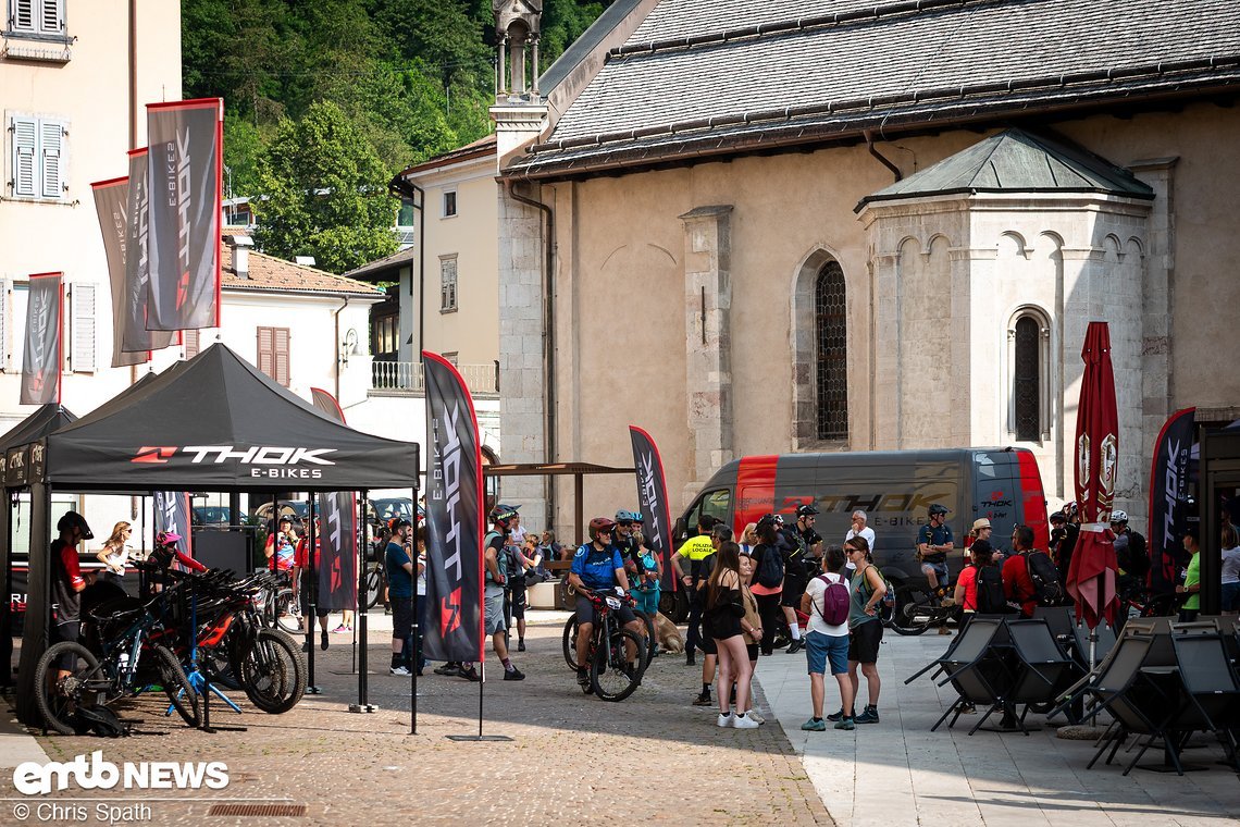 Mitten auf dem Dorfplatz der kleinen Kommune Malé ist das "Tribe Village" aufgebaut