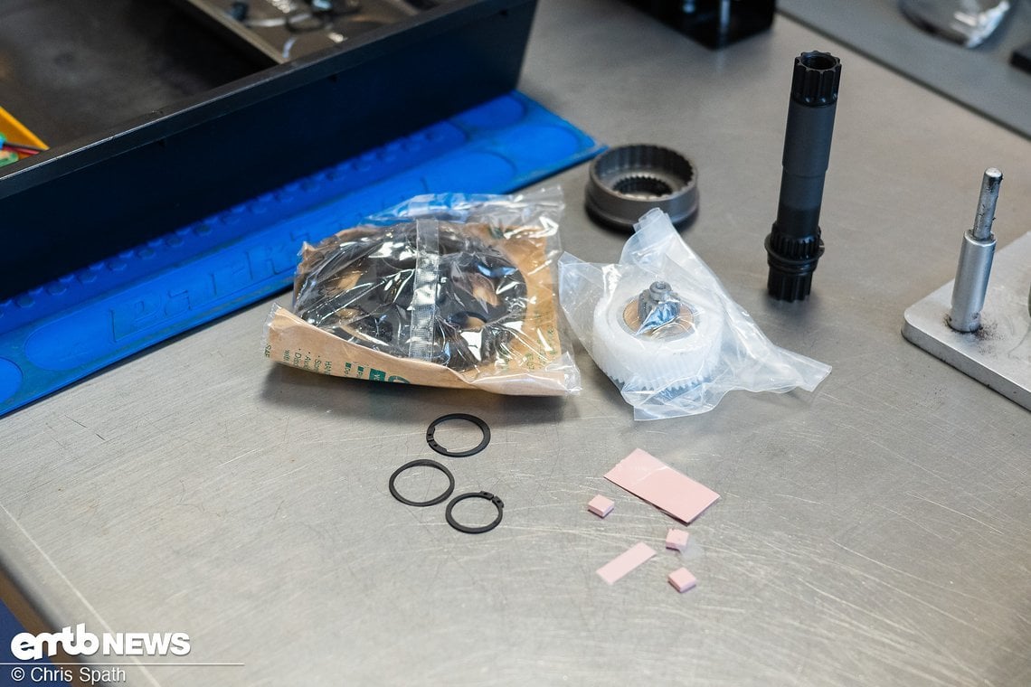 Oben haben wir das geplatzte Getriebe-Teil gesehen – hier kommt der Ersatz.