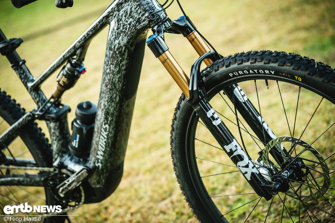 Feinstes Fox Factory-Fahrwerk, auch wenn es durch die Reduktion des Federwegs etwas straffer ausfällt.