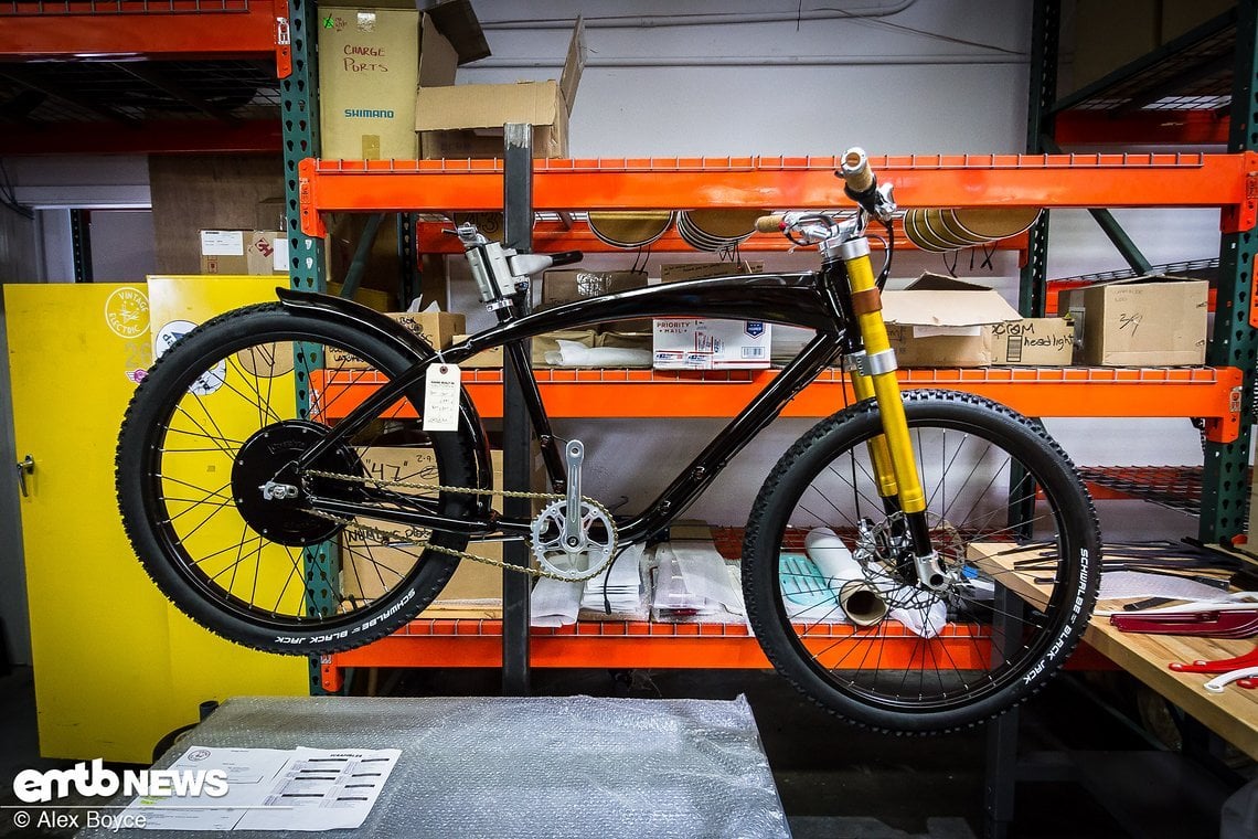 Ein Vintage Electric Scrambler wartet darauf, dass die Batterie installiert wird.