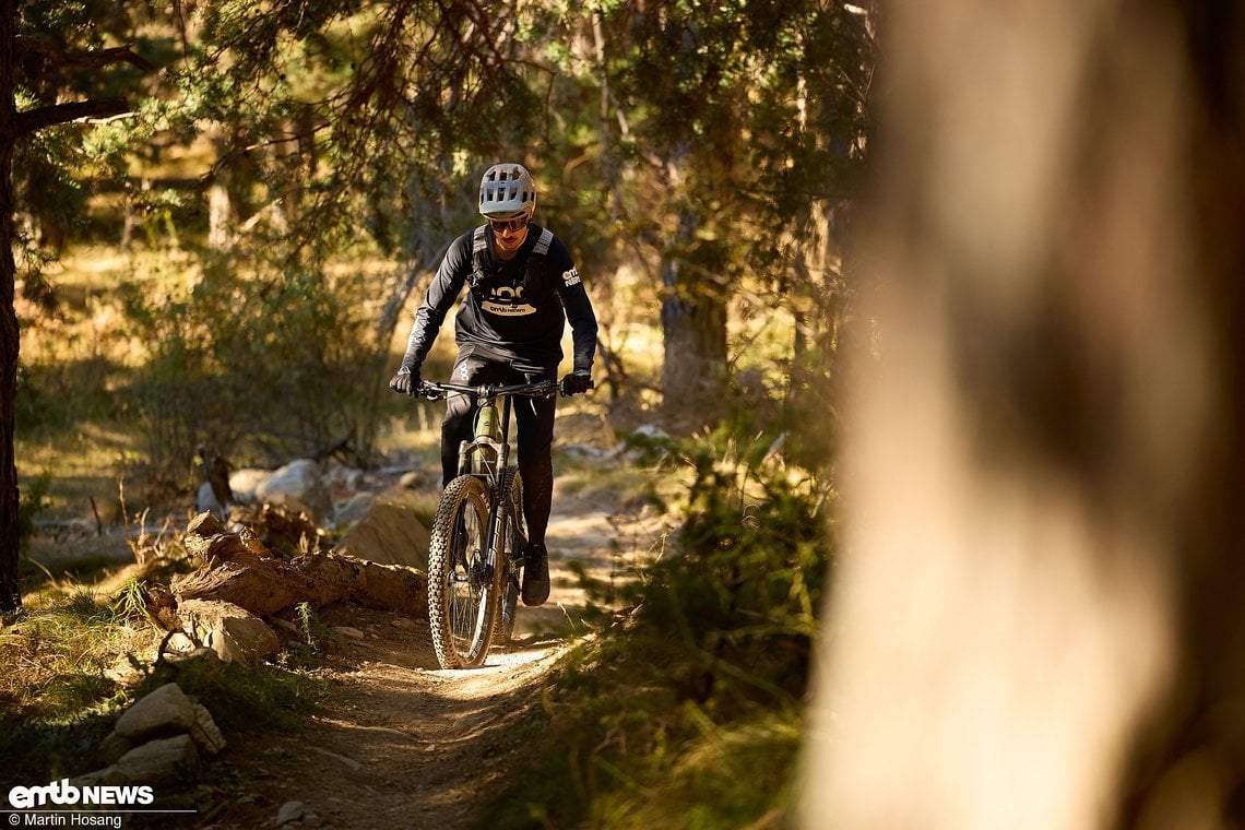 Unser Testpilot Arne beim Erklimmen des nächsten Trailstarts