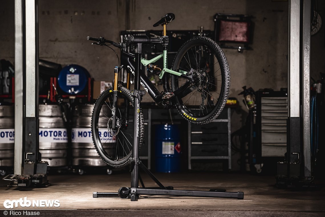 Wir haben dem Topeak Prepstand eUP Pro natürlich auch schwerere E-Bikes zugemutet, aber für die Fotos haben wir dann doch lieber ein unbenutztes Orbea Rise eingespannt.