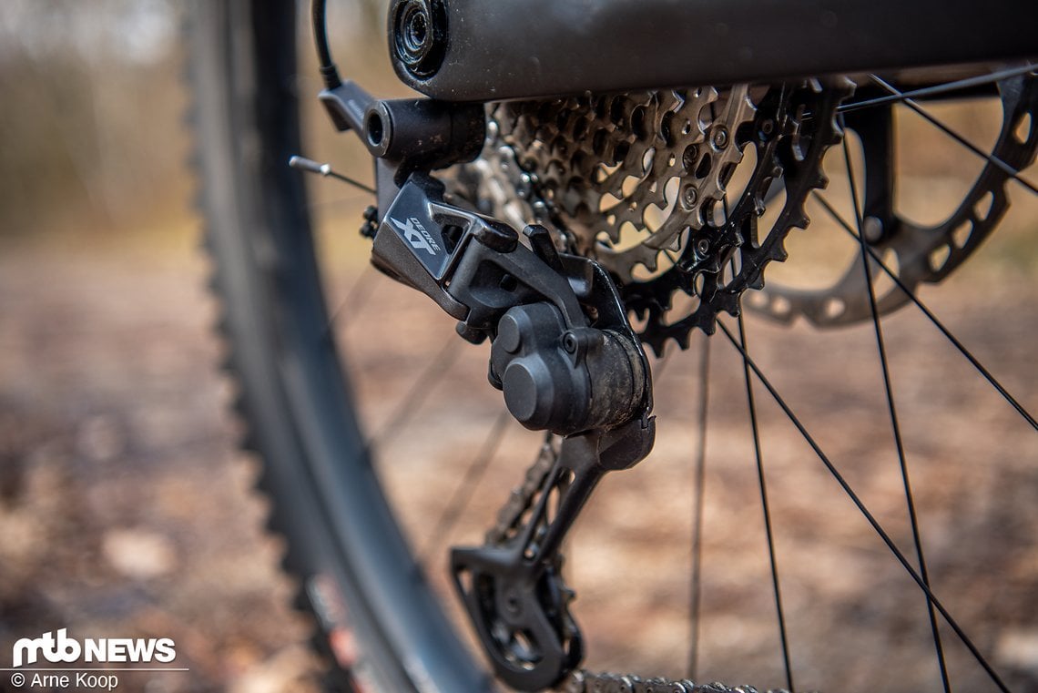 Bei Antrieb und Bremsen kommen Shimano XT-Komponenten zum Einsatz.