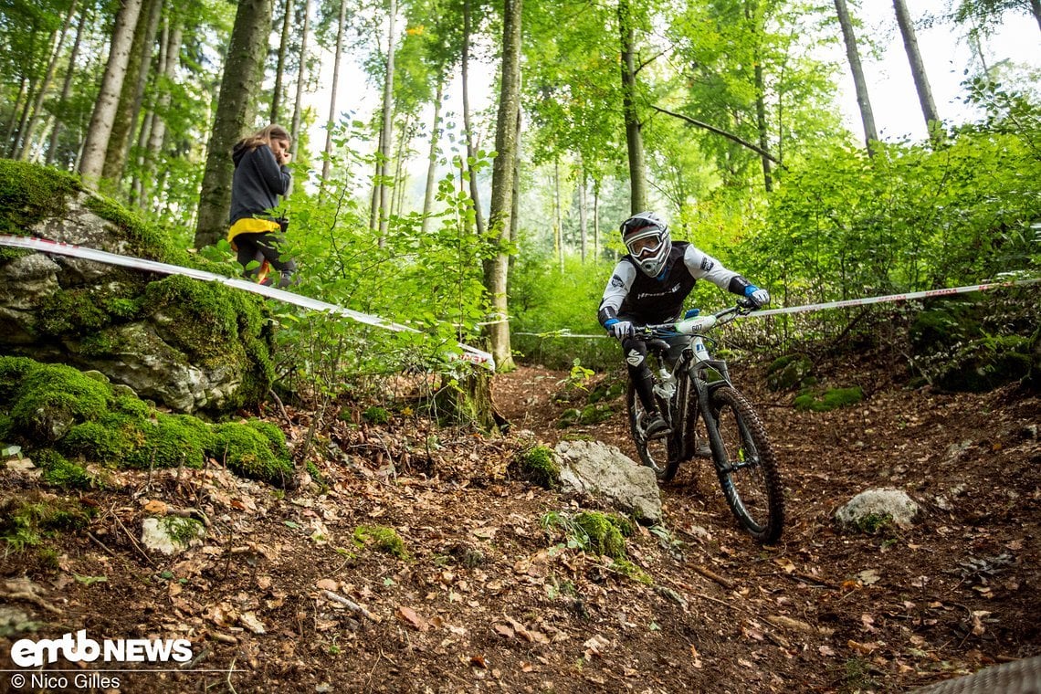 Gut zu erkennen, hier schauen beide vorbildlich auf den Trail