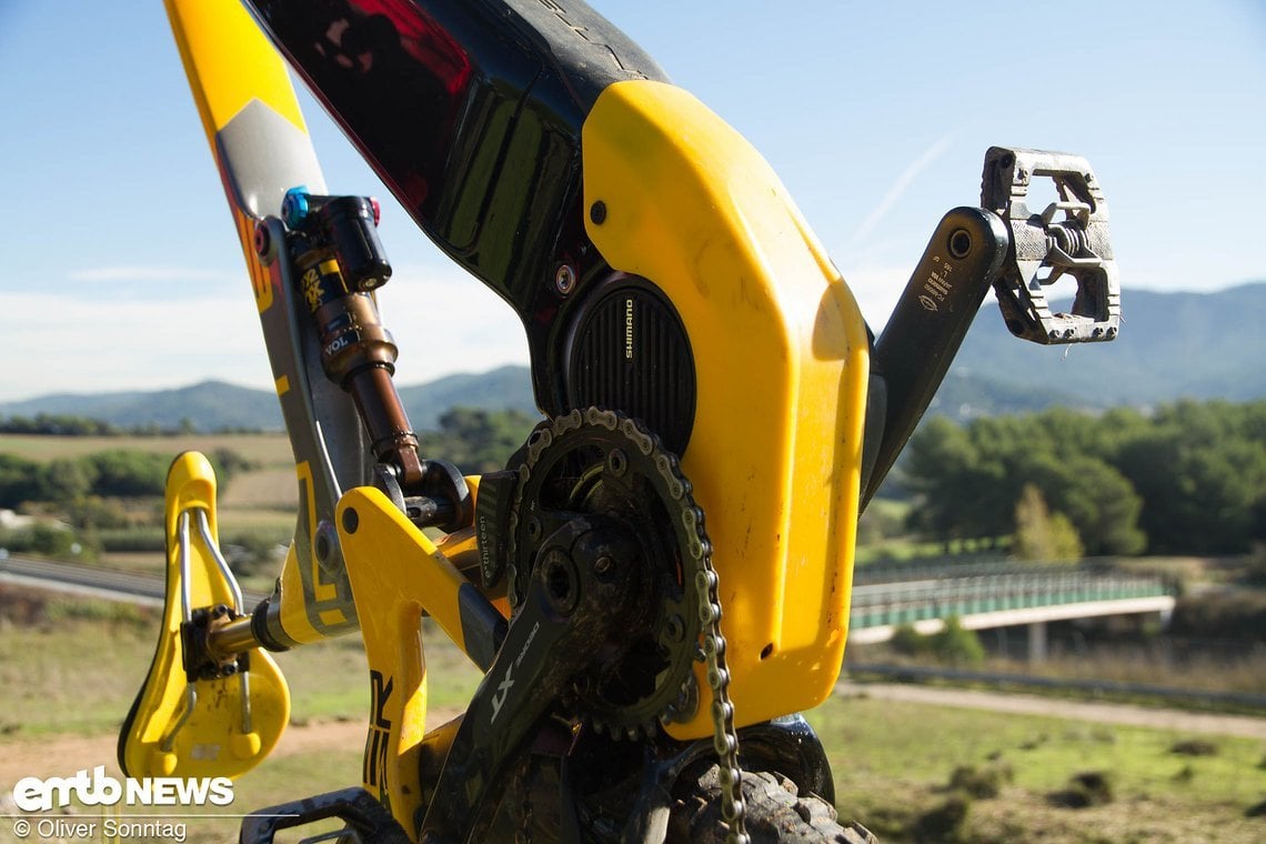 Der große Plastikschutz soll den Motor vor Beschädigungen schützen.