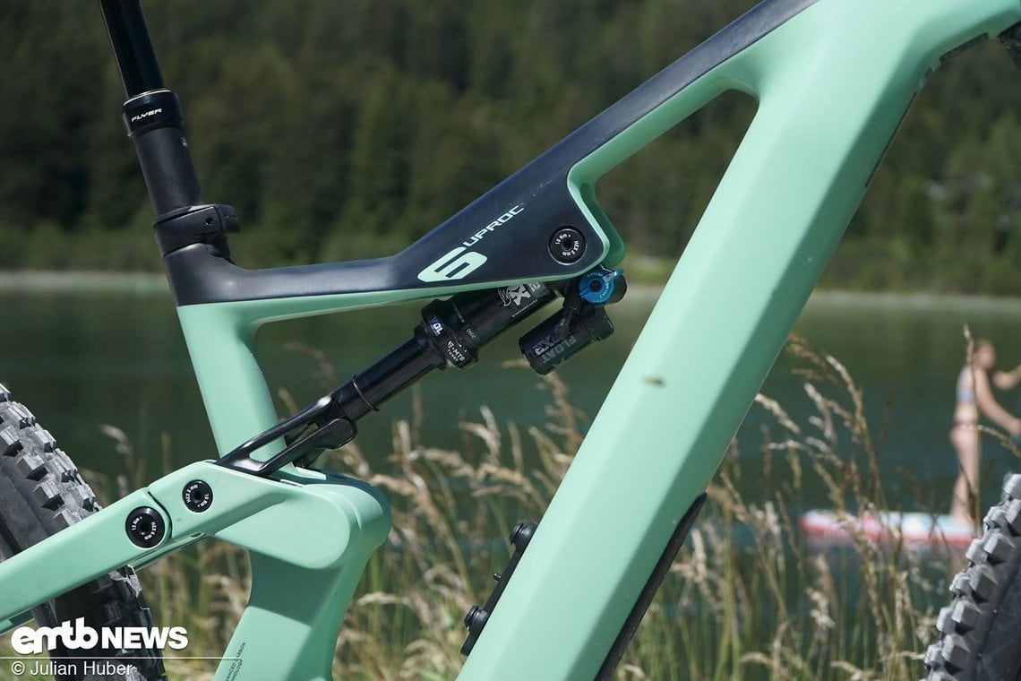 Im Uproc 6 - 8.70 arbeitet der Fox DPX2 Performance-Dämpfer und reguliert den Federweg von 160 mm.