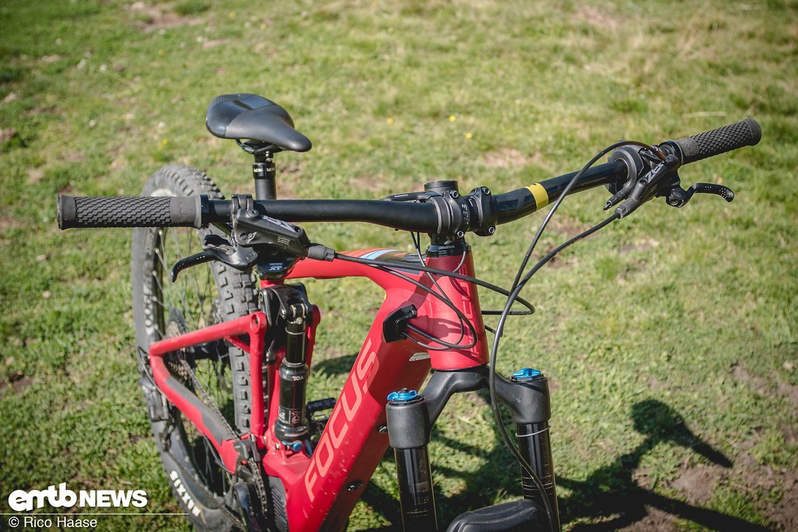 Am Cockpit herrscht etwas Kabelsalat