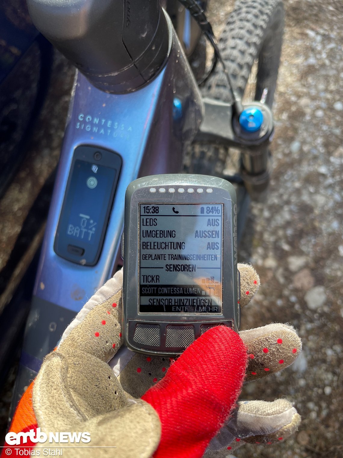 Wer einen GPS-Tacho von Wahoo (hier im Bild der Elemnt Bold) oder Garmin fährt, kann den TQ-Antrieb einfach als Sensor wie einen Pulsgurt hinzufügen