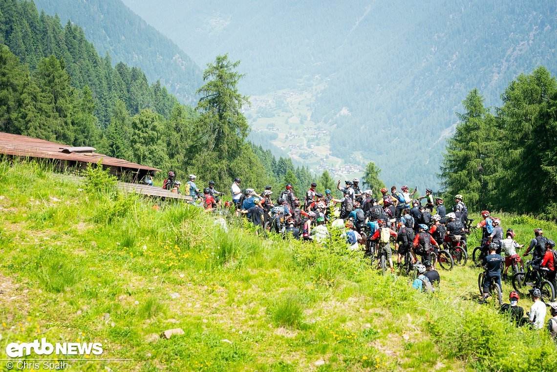Oben angekommen erklärt Stefano was uns im folgenden Trail erwartet – wenig Kurven und rutschiger Boden, trifft auf steiles Gefälle.