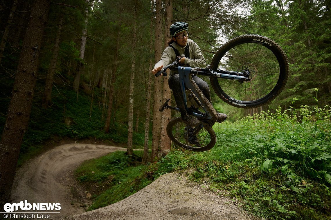 Vergleichsweise schnell stellt sich das typische Pivot Ride Feel ein und ich vertraue dem Bike ab den ersten Metern