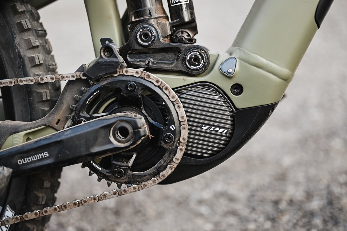 Neben dem Rahmenmaterial ist vor allem der Motor der entscheidende Unterschied: Im AL-Modell werkelt ein Shimano EP801.