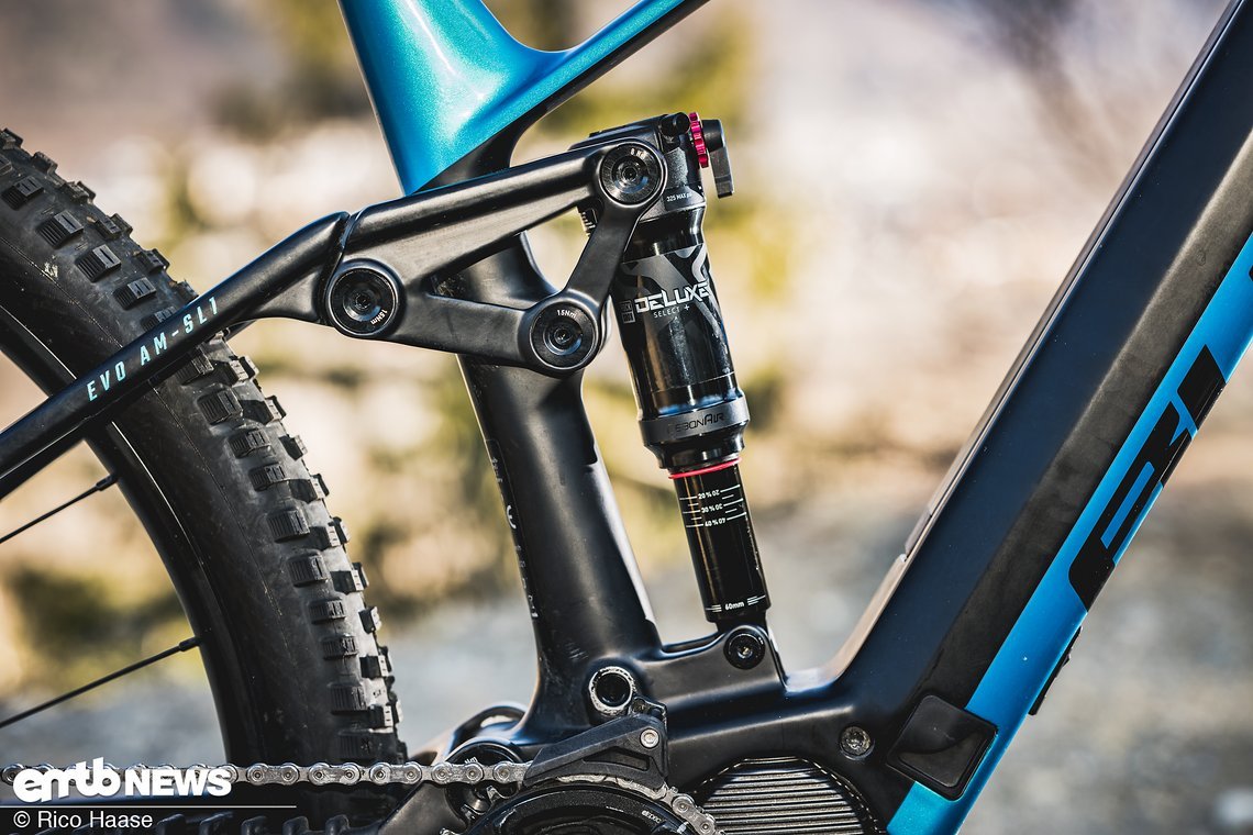 Der RockShox Deluxe Select+ reguliert im Heck 140 mm Federweg.