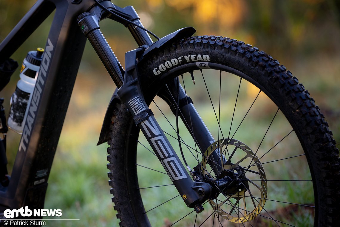 Das Repeater PT X0 AXS kommt mit RockShox Ultimate-Fahrwerk – bestehend aus Zeb-Federgabel …