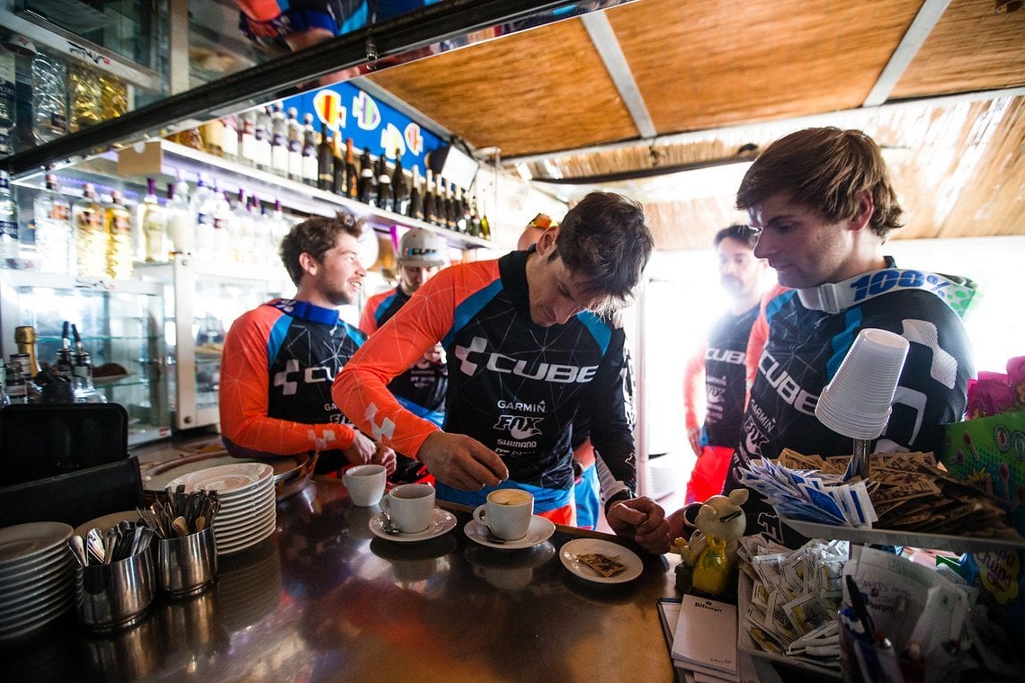 Nach einem harten Trainingstag darf der Cappuccino nicht fehlen