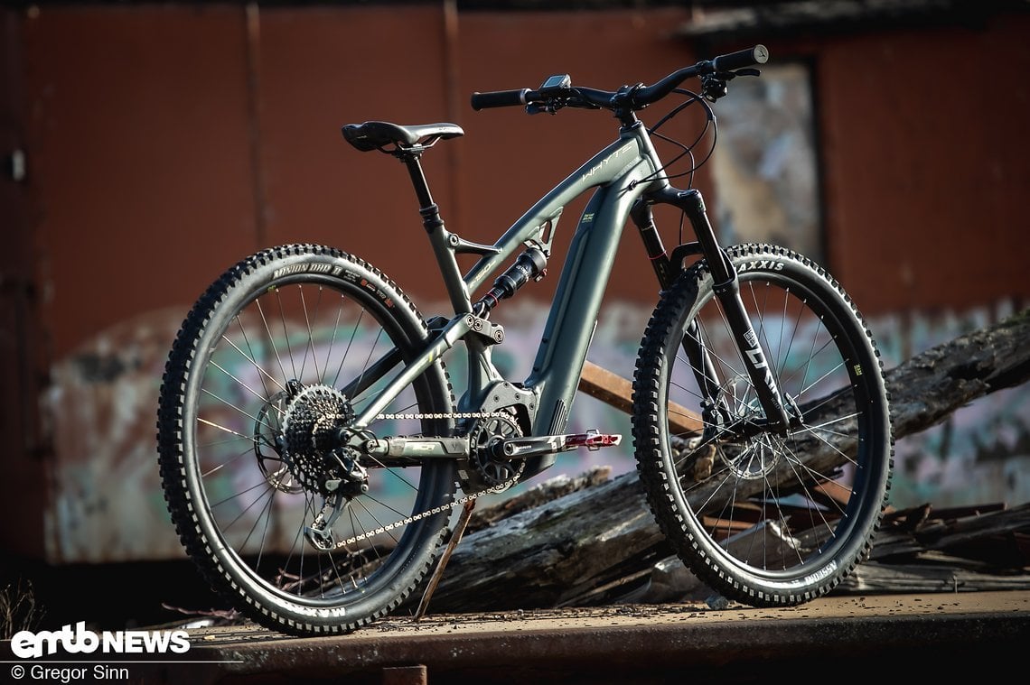 Das Whyte E-150 RS ist das motorisierte E-Trailbike der Briten und bietet neben 29″-Laufrädern 150 mm Federweg an Front und Heck.