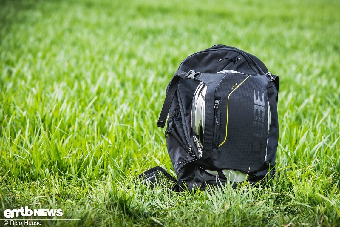 Die Helmhalterung des Cube Edge Hybrid ist einfach zu bedienen und hält den Helm fest am Rucksack.