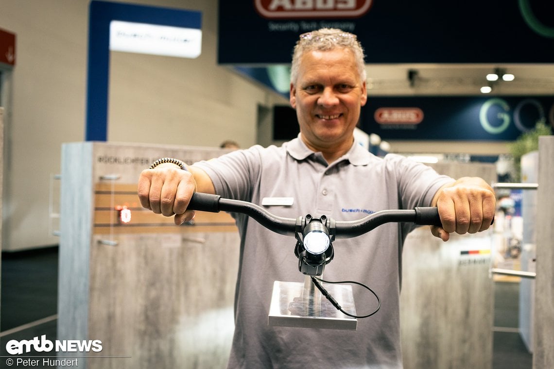 Frank von Busch+Müller demonstriert die Funktion am Air-Bike. Hier Geradeausfahrt …