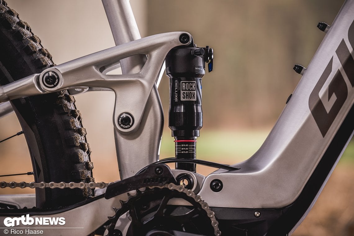 Am Heck sorgt ein RockShox-Dämpfer für die passende Traktion und Komfort.