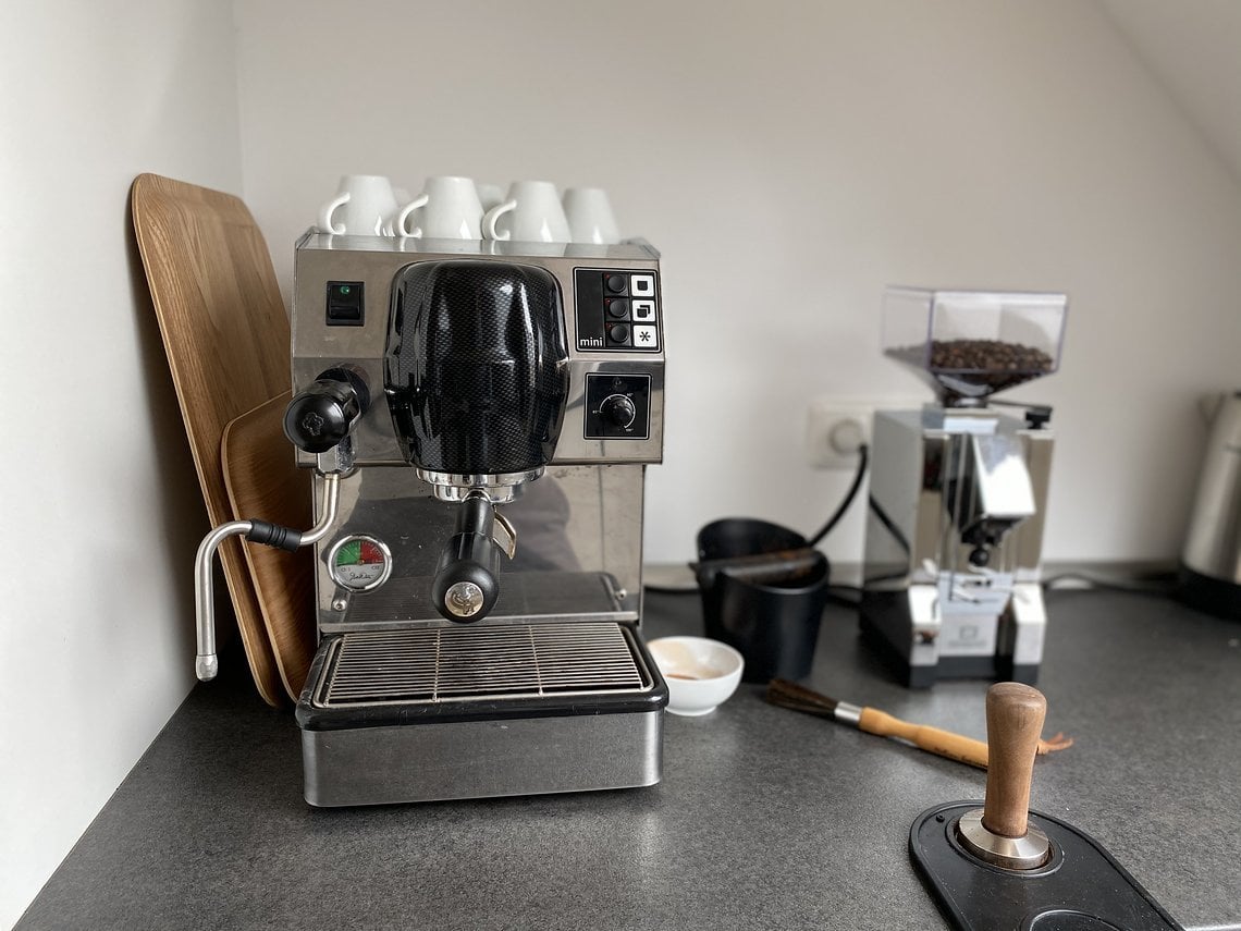 Nus kocht seinen Kaffee mit einer kleinen Dalla Corte Mini