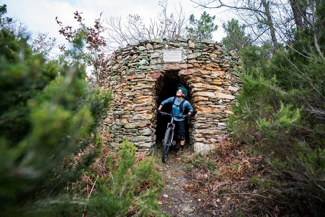 Die Minihütte am Trailrand erzählt die lange Geschichte der Pfade.