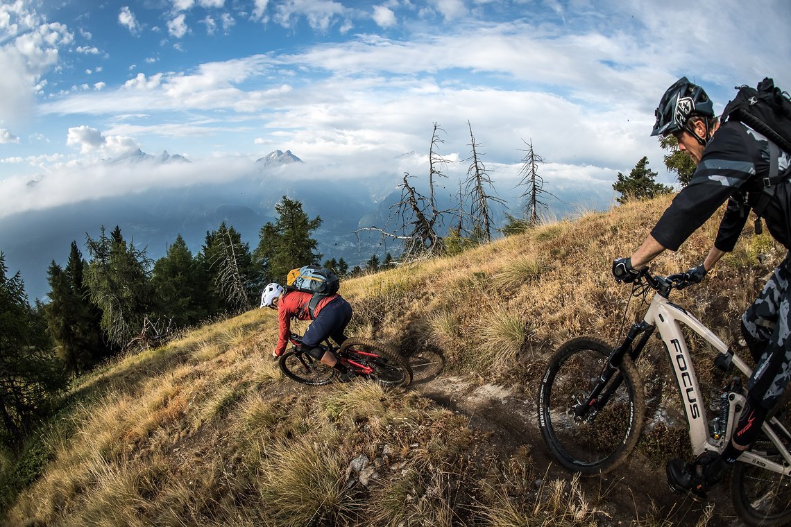 Kathi Kuypers, Olly Wilkins und der Fotograf Nathan Hughes erleben im Aostatal ein echtes E-Dventure