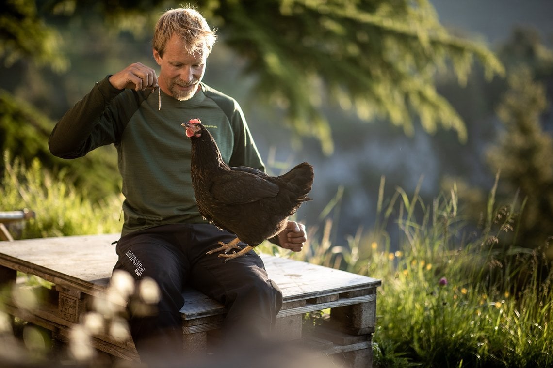 Ob das Huhn weiß, was dieser Wurm gefressen hat?