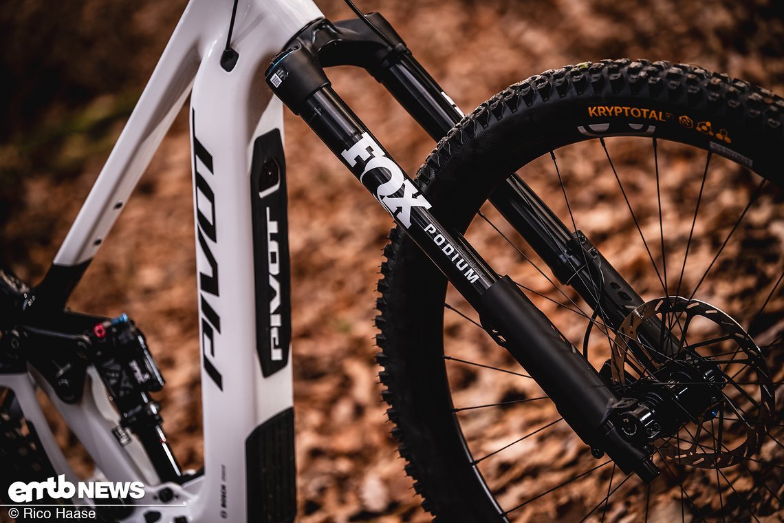 An der Front kommt eine Fox Podium Performance mit 170 mm Federweg zum Einsatz.