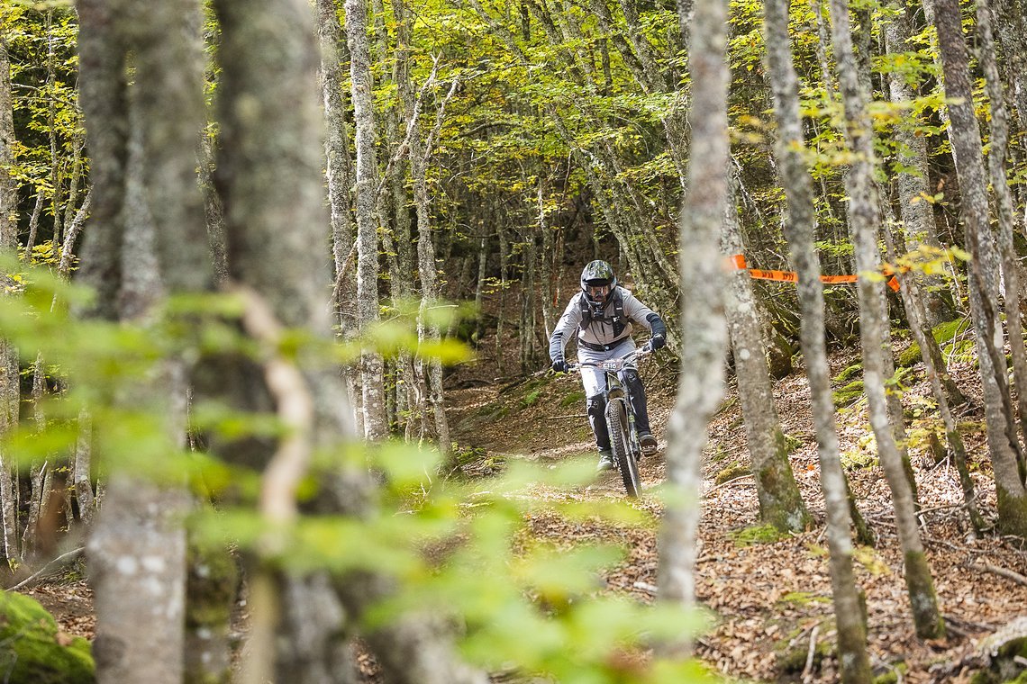 Stage 3 und 4 verliefen durch einen Wald und boten Loamer, Steine und Kurven.