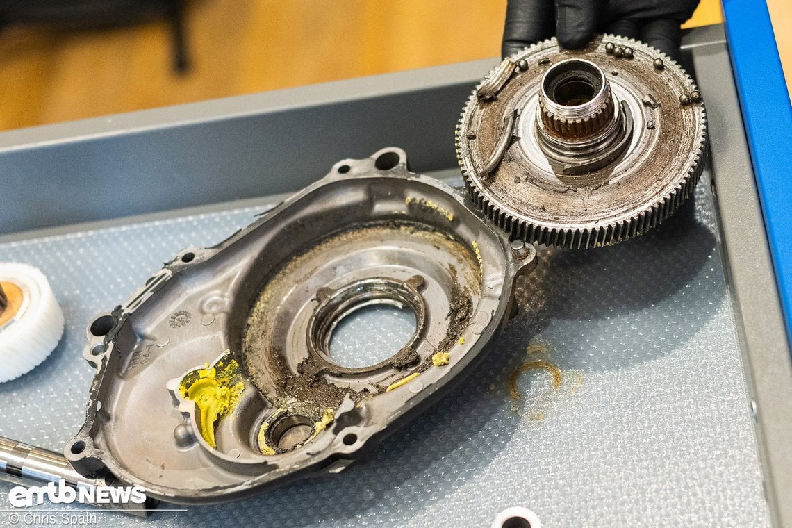 Häufig tritt durch unsachgemäße Reinigung Wasser durch die Lager in den Motor ein.