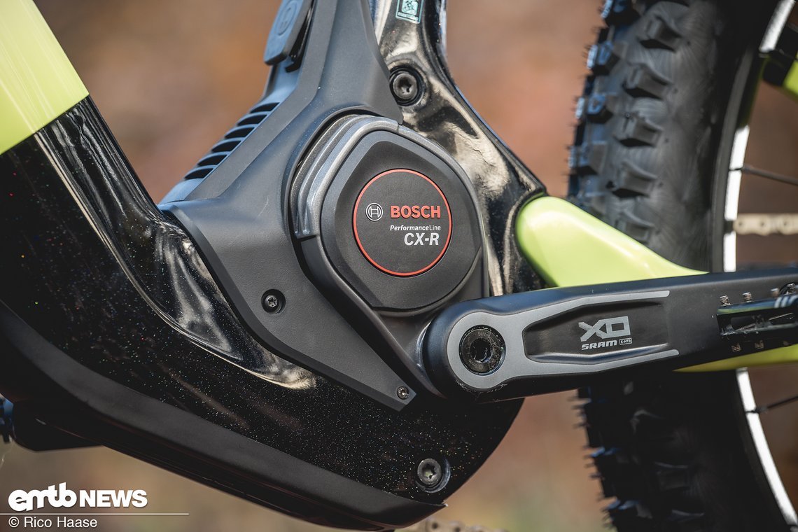 Durch den nach oben gedrehten Motor kann der 800 Wh-Akku zum Laden aus dem Unterohr entnommen werden.